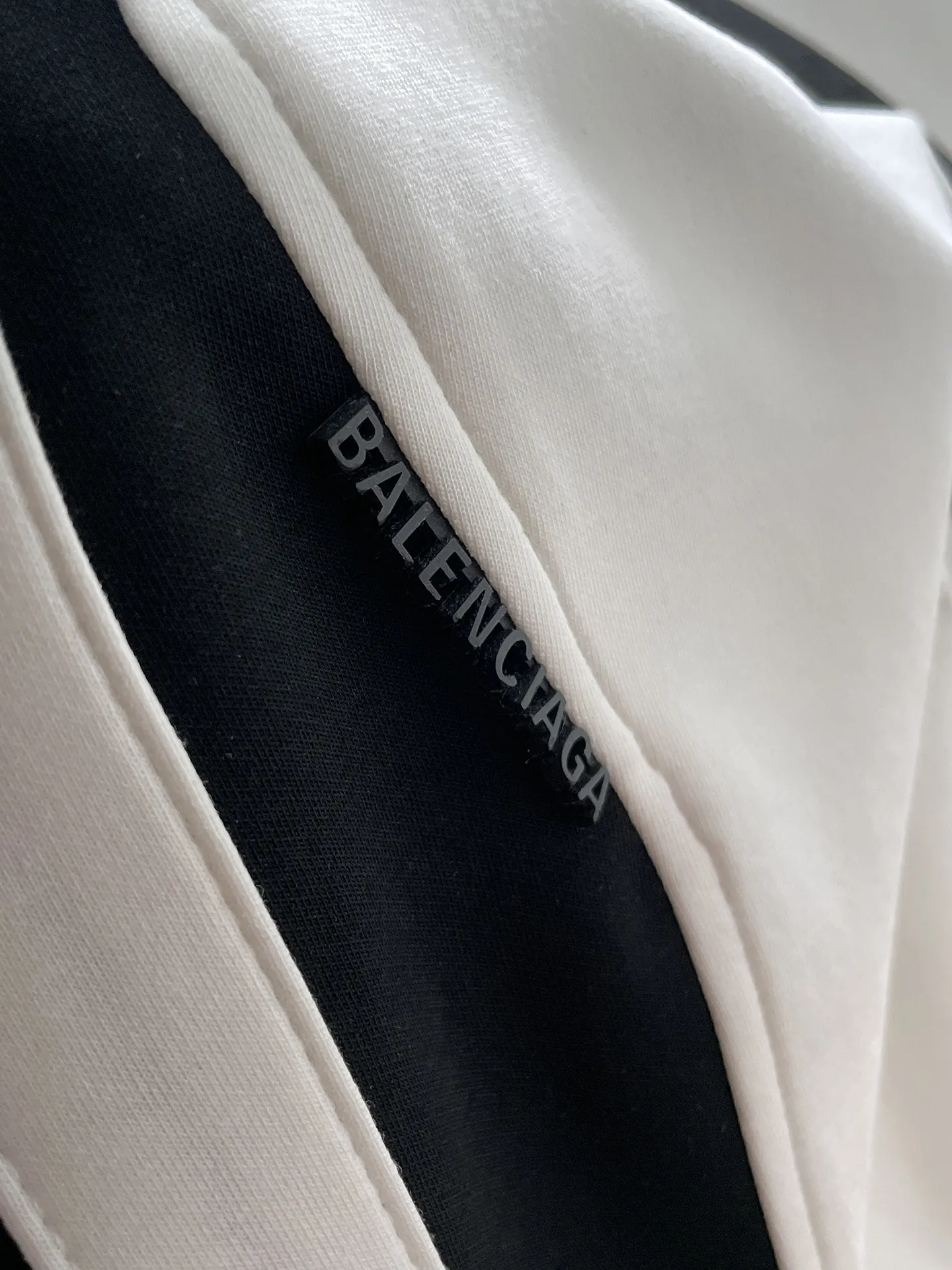 Balenciaga's three-standard complete 2026 summer New Arrival men's casual shorts, advanced custom-made Breathable fabric, Breathable fabric, extremely stretchy and comfortable, impeccable details, top-grade accessories, original logo design concept, delicate and soft feel! The upper body fit is awesome! Size: M-XXXL Please state your height and weight when ordering